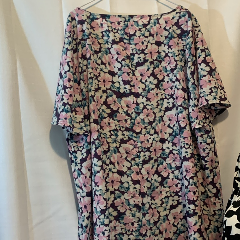 Lane Bryant 5X Blouse/Top- Floral Tunic Short Sleeves. Slenderizing V- Neck EUC - Picture 7 of 8